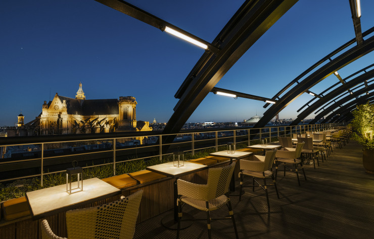 Roof, la terrasse perchée de l’hôtel Madame Rêve, est sans doute la plus impressionnante de Paris.