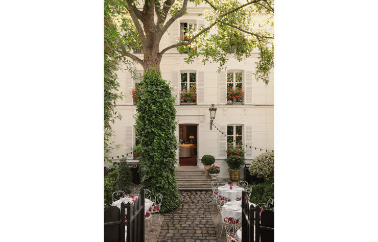 La cour de l’Hôtel Particulier Montmartre se transformera, elle aussi, en terrasse gourmande cet été.