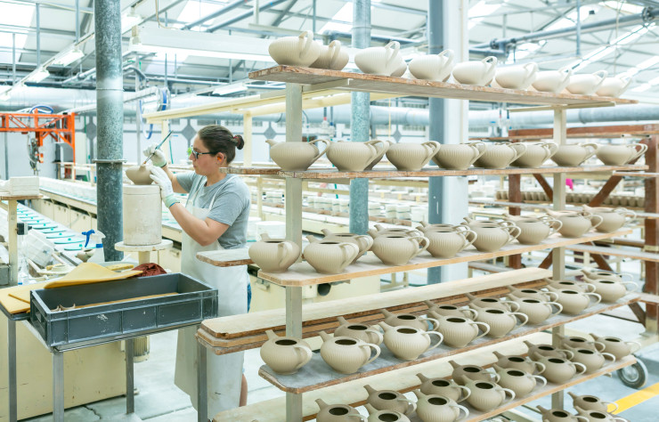 Artisane travaillant la céramique dans l’usine Vista Alegre, au Portugal