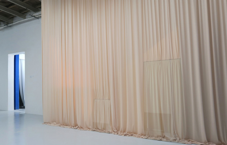 L’oeuvre Fenêtre, rideau (tissu), plaques de verre, dimensions variables, 2022 de Flore Saunois.