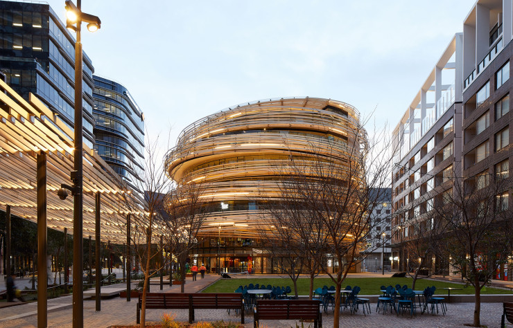 Tel un nid d’oiseau posé au milieu de la jungle urbaine, le centre municipal polyvalent The Exchange, à Sydney, est enrubanné d’une structure en bois.