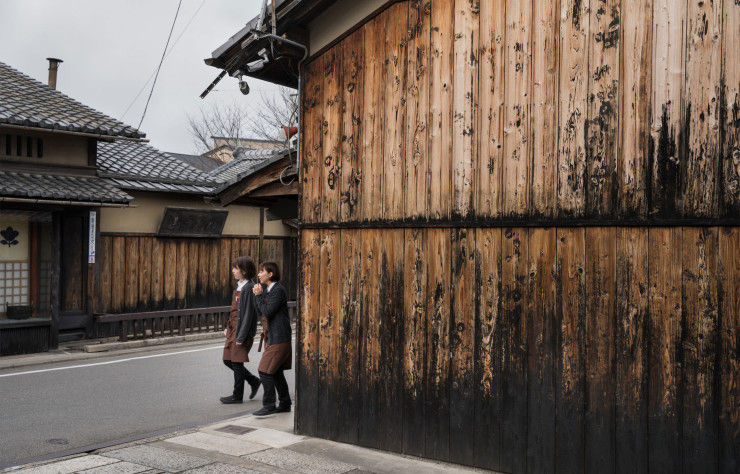 La création de « zones de conservation des bâtiments traditionnels » a contribué à sauvegarder le paysage urbain de Kyoto.