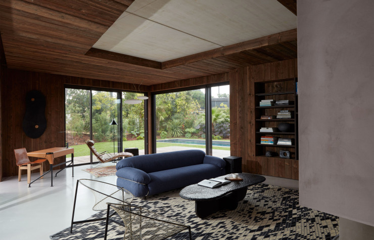 In the seating area, the exterior wood paneling extends inwards to provide continuity between the inside and the outside.