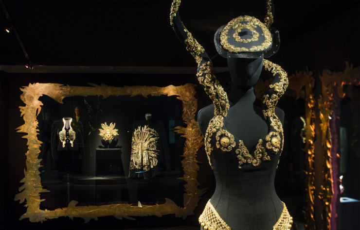 Vue de l’exposition «Shocking! Les mondes surréalistes d’Elsa Schiaparelli» avec la mise en lumière de la tenue «Look 02» de Daniel Roseberry.