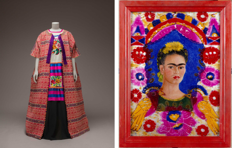 À gauche, une des tenues traditionnelles mexicaines qu’aimait porter l’artiste. À droite, l’autoportrait coloré The Frame réalisé en 1938 dépeint le puissant univers visuel de Frida Kahlo et l’héritage culturel qui a l’a continuellement irrigué.