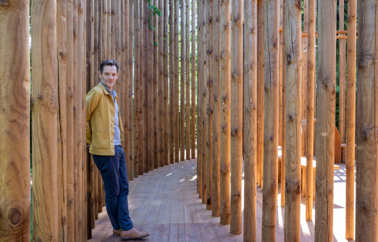 Le Festival des cabanes rassemble quatre structures légères en bois invitant à repenser la question de l’habitat durable et modulable.