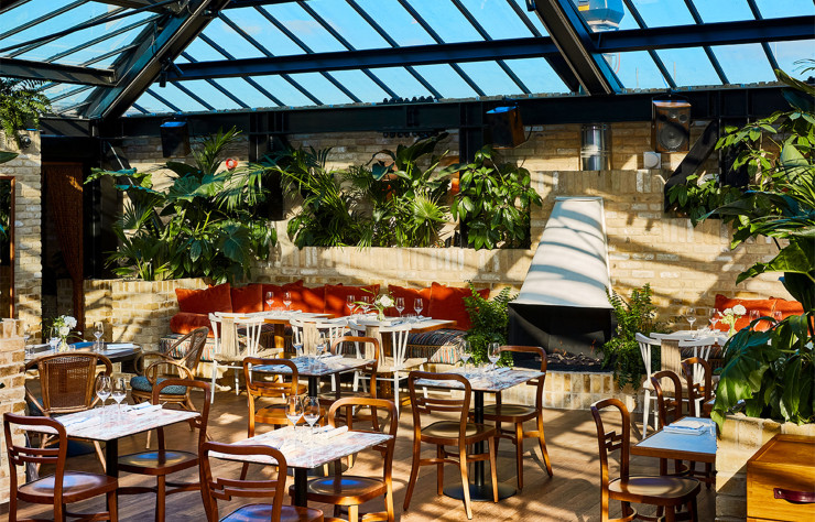 Le bâtiment principal du Koko rénové comprend un pavillon en verre abritant un restaurant sur le toit.