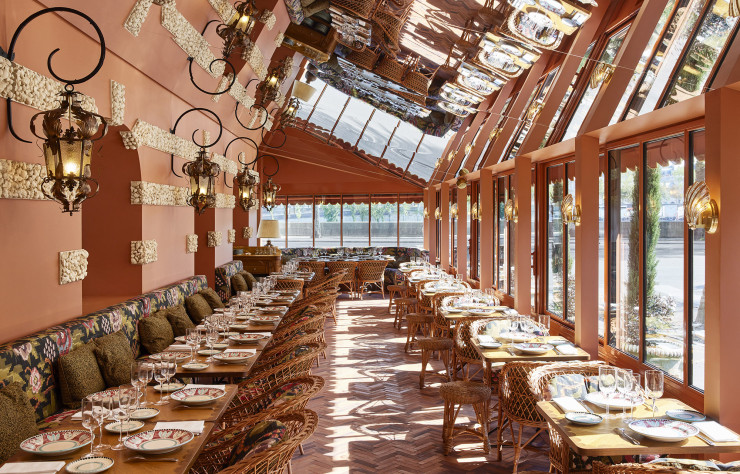 Le créateur Alexis Mabille signe le décor du restaurant Carmona sous l’égide de son studio Beau Bow.