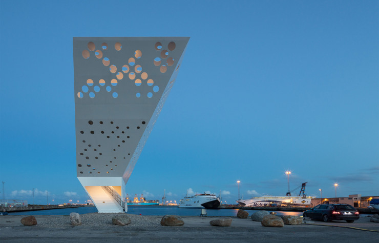 La Salling Tower, nouveau monument phare d’Aarhus, au Danemark, dévoile sa silhouette élancée en acier blanc sur le front de mer.