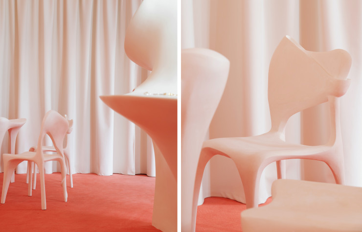 Le bureau et les chaises sculptées prolonge le voyage dans l’univers d’Annelise Michelson.