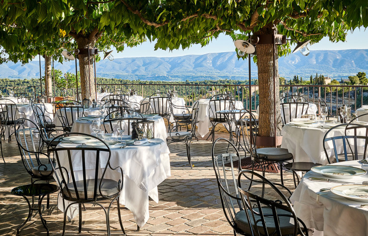 La terrasse du restaurant de L’Orangerie est l’endroit idéal pour déguster une cuisine aux saveurs provençales devant un panorama à couper le souffle.