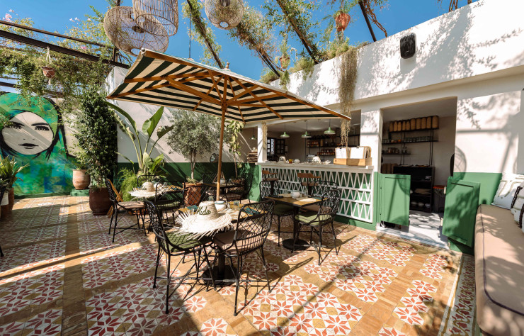 Au déjeuner comme un dîner, le toit-terrasse de la L’Mida est un rendez-vous idéal après une virée au souk.