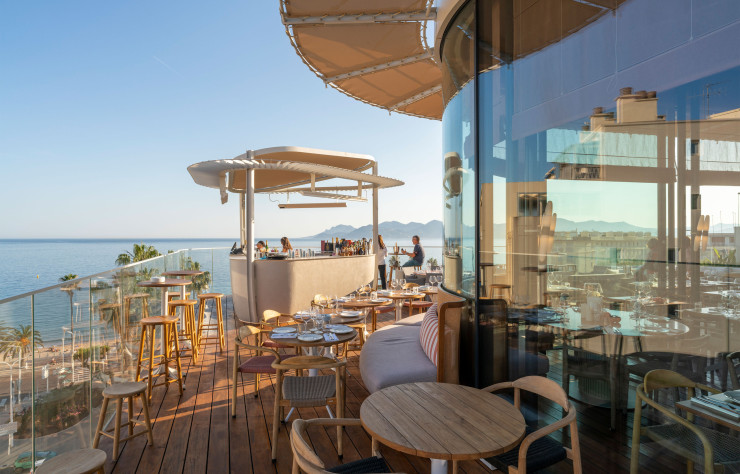 Le restaurant Bella surplombant la mer Méditerranée.