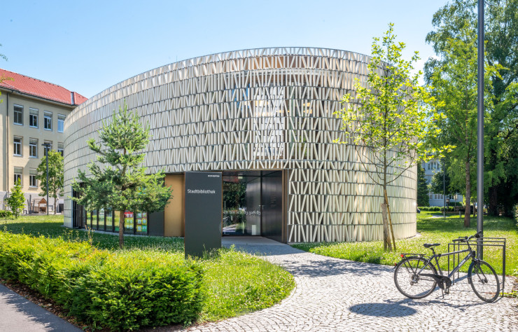 Toujours à Dornbin, la bibliothèque municipale, la Stadtbibliothek, de l’agence Dietrich Untertrifaller, a été réalisée en 2019, illustrant l’audace des architectes locaux à oser les courbes dans un environnement dominé par la ligne droite.