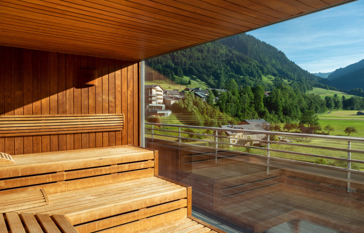 À Au, l’hôtel Krone est installé dans un bâtiment qui fait, lui aussi, la part belle au bois. Au dernier étage se trouve un espace bien-être avec un sauna donnant sur le paysage.